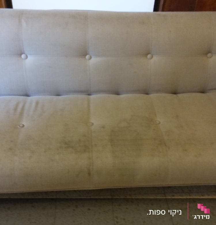 ספה עם כתמים כהים על הריפוד